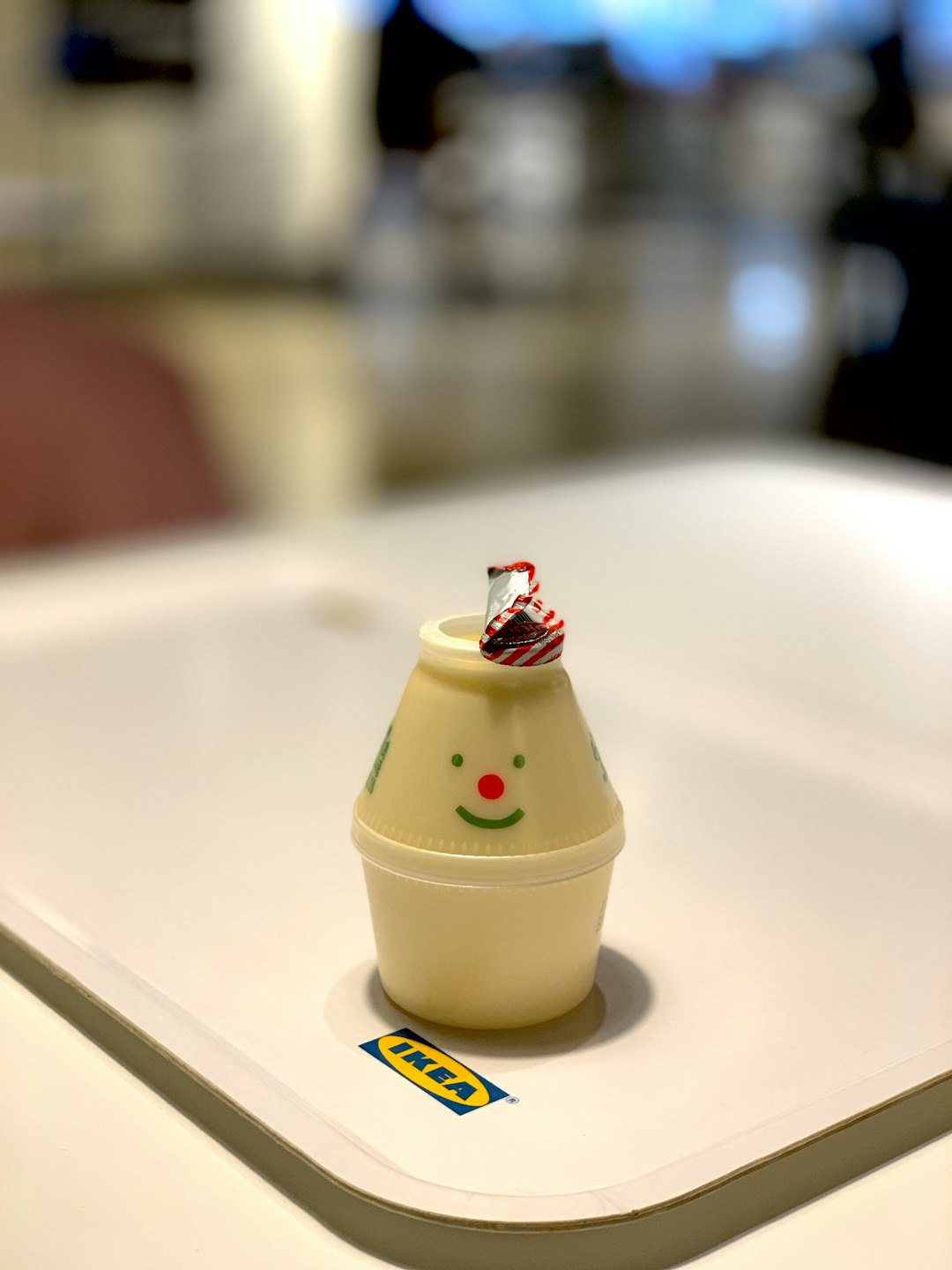 Botella de bebida probiótica con decoraciones festivas navideñas.